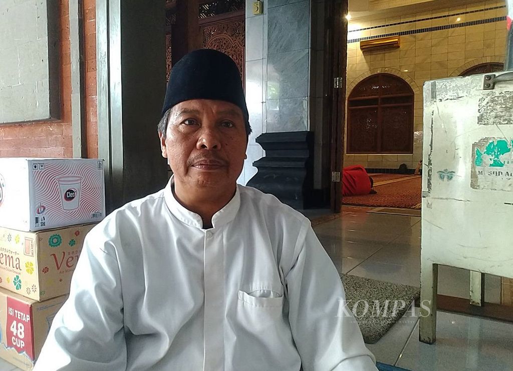 Sauzi (55) adalah marbot di Masjid Al Hikmah di Kesiman Kertalangu, Kecamatan Denpasar Timur, Kota Denpasar, Bali. 