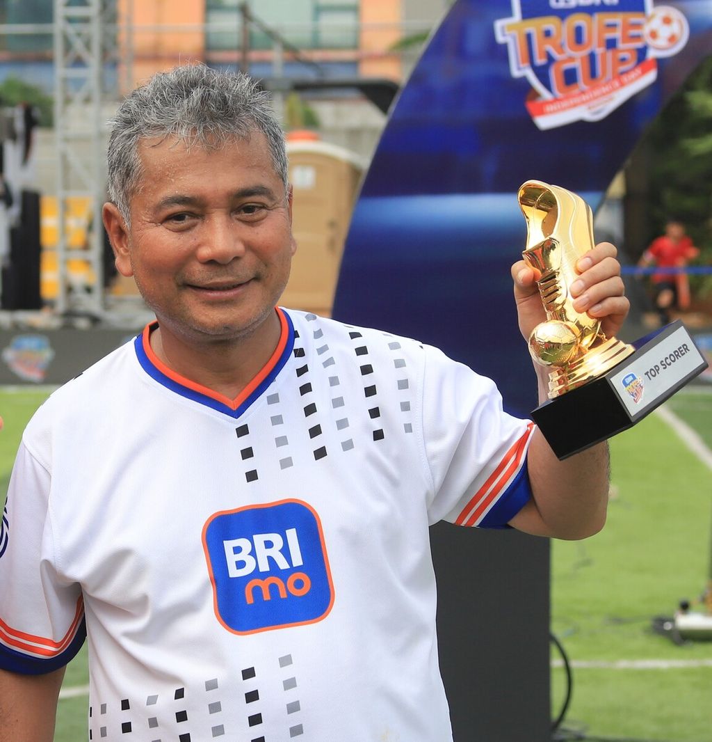 Direktur Utama BRI Sunarso mengangkat trofi Top Scorer setelah mencetak enam gol dalam dua pertandingan sepak bola persahabatan di ajang BRI Trofeo Cup 2022 di Jakarta, Sabtu (20/8/2022).