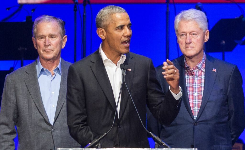 Tiga mantan Presiden Amerika Serikat, yakni George Bush (kiri), Barack Obama, dan Bill Clinton dalam penggalangan dana untuk korban bencana pada Oktober 2017 di Texas. Dari tiga mantan presiden itu, hanya Obama yang tidak pernah diselidiki FBI.