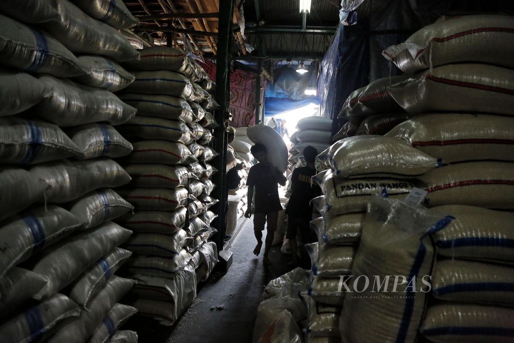 Buruh mengangkut beras yang baru tiba di Pasar Induk Beras Cipinang, Jakarta Timur, Senin (3/4/2023). Badan Pusat Statistik (BPS) mencatat, inflasi pada Maret 2023 sebesar 0,18 persen secara bulanan. Beras menjadi salah satu komoditas penyumbang inflasi tersebut, yakni sebesar 0,02 persen.