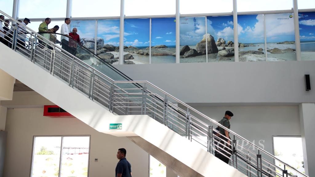 Presiden Joko Widodo meninjau terminal penumpang Bandara Depati Amir, Pangkal Pinang, Bangka Belitung, yang baru selesai dikembangkan dan ditambah kapasitasnya, Kamis (14/3/2019). 