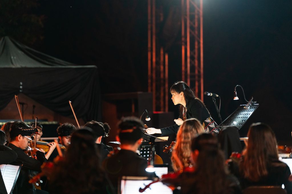 G20 Orchestra tampil perdana di Taman Lumbini, area Candi Borobudur, Magelang, Jawa Tengah, Senin (12/9/2022) malam. G20 Orchestra adalah kelompok para musisi dari negara-negara anggota G20 yang diinisiasi Indonesia pada presidensi G20 tahun ini. Keberadaan kelompok tersebut diharapkan dilanjutkan pada presidensi G20 selanjutnya. Adapun musik digunakan sebagai media menyatukan negara-negara G20 dan harapannya seluruh dunia.