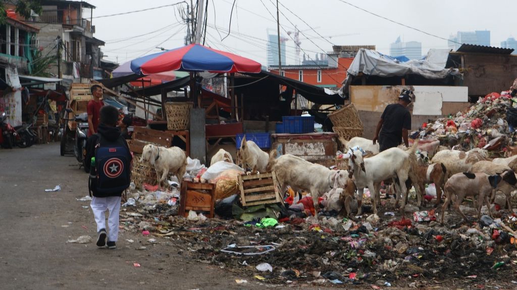 Kondisi sampah di depan Pasar Lontar Kebon Melati, Jakarta Pusat, Kamis (26/1/2023)