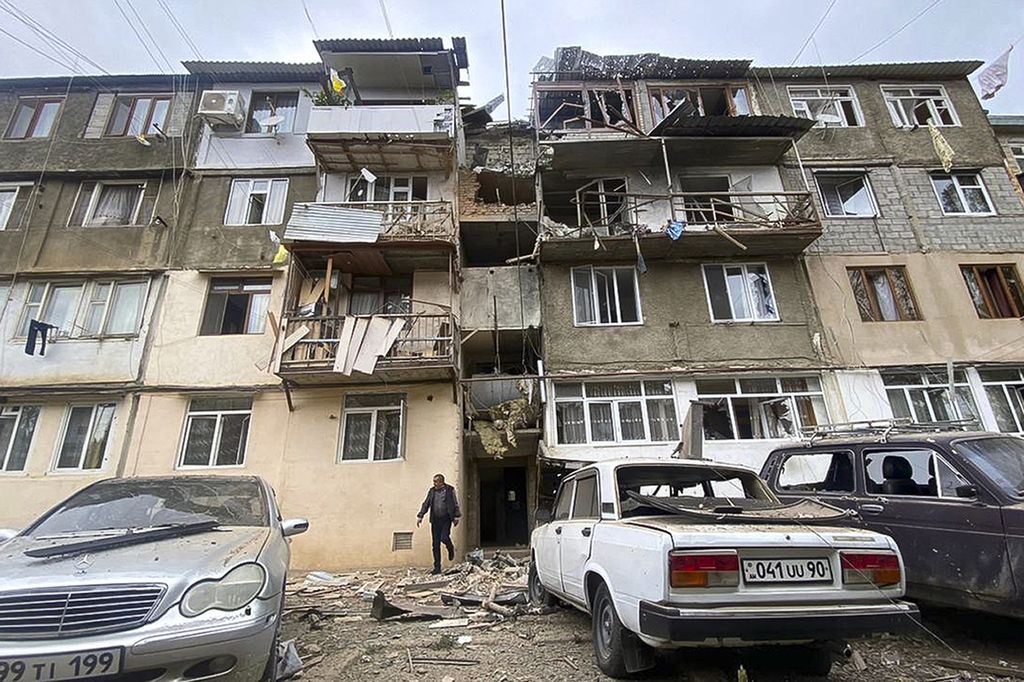 Sebuah bangunan apartemen rusak akibat gempuran artileri, seperti terlihat di Stepanakert, Nagorno-Karabakh. Azerbaijan, Selasa (19/9/2023). 