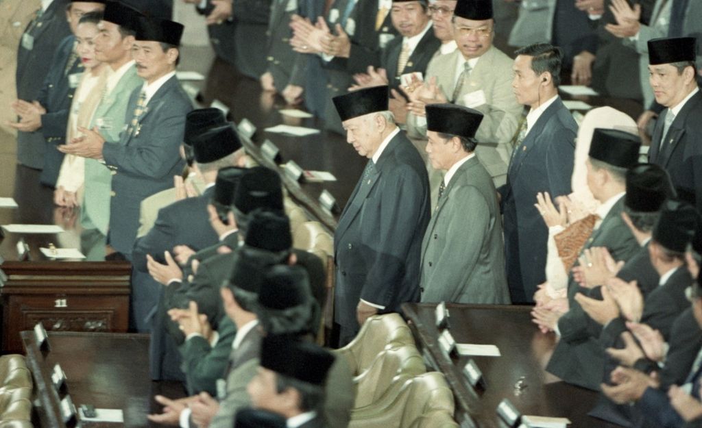 Presiden Soeharto memasuki ruang sidang MPR pada pelantikan dan pengangkatan sumpah dirinya sebagai Presiden RI periode 1998-2003 dalam rapat paripurna ke-11 MPR, 11 Maret 1998. Tampak hadir Ketua MPR Harmoko dan Wakil Presiden Try Sutrisno.