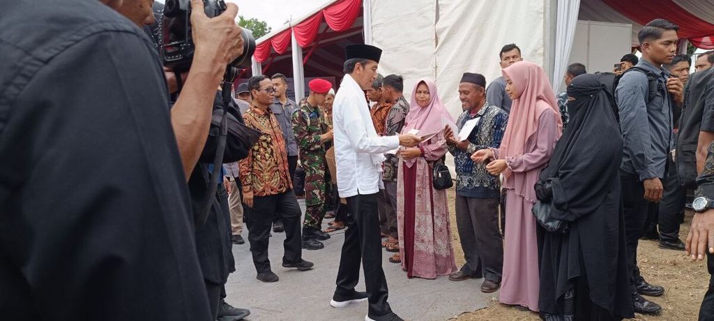 Presiden Joko Widodo didampingi Mahfud MD selaku Ketua Pengarah Tim Penyelesaian Non Yudisial Pelanggaran HAM Berat Masa Lalu  menyalami para korban tiga peristiwa pelanggaran HAM berat masa lalu di Pidie, Aceh, Selasa (27/6/2023).