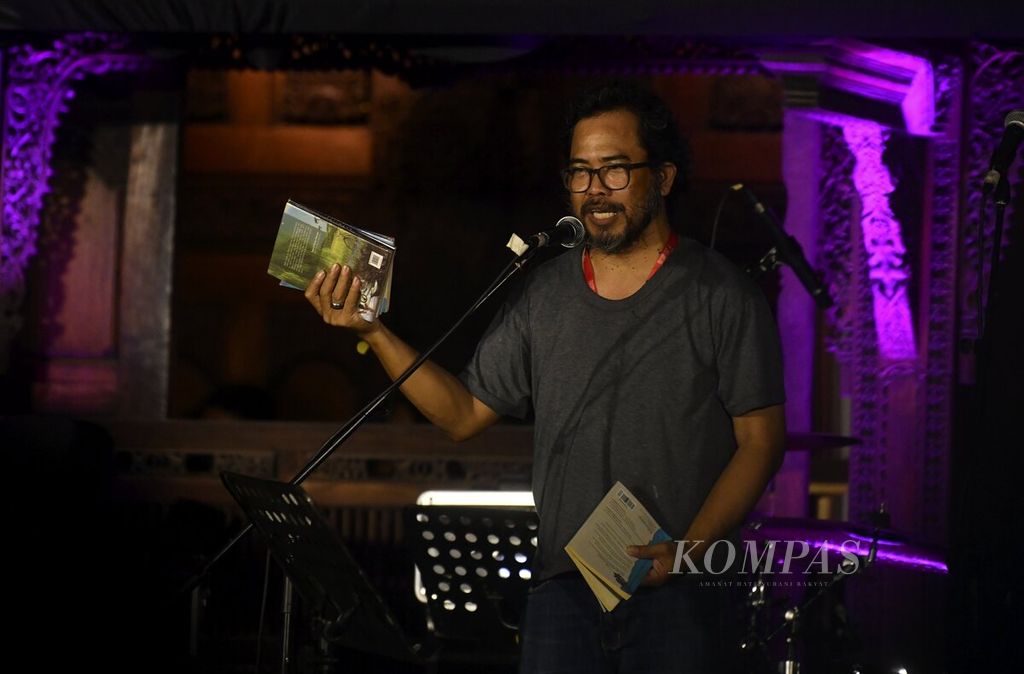 Penyair Hasan Aspahani melelang bukunya dalam konser amal bertajuk "Gitaris untuk Negeri: Donasi Gempa Cianjur" di Bentara Budaya Jakarta, Rabu (7/12/2022). Gerakan ini merupakan bentuk nyata kepedulian para musisi terhadap gempa Cianjur. 