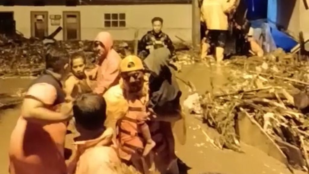 Tim SAR dan BPBD Kabupaten Bandung menyelamatkan korban banjir di Desa Citeureup, Kecamatan Dayeuhkolot, Kabupaten Bandung, Jawa Barat, Kamis (11/1/2024). Total 7.027 jiwa terdampak banjir di Kecamatan Dayeuhkolot.