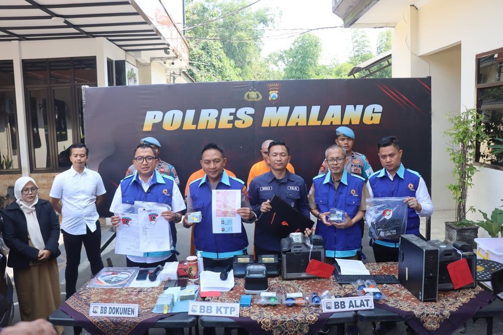 Kepolisian Resor Malang menggelar konferensi pers pengungkapan kasus pungutan liar pengurusan KTP dan KK, Senin (27/5/2024), di Malang, Jawa Timur. Kasus pungutan liar itu diduga dilakukan oleh pegawai tidak tetap pada Dinas Kependudukan dan Pencatatan Sipil Kabupaten Malang bersama calo.