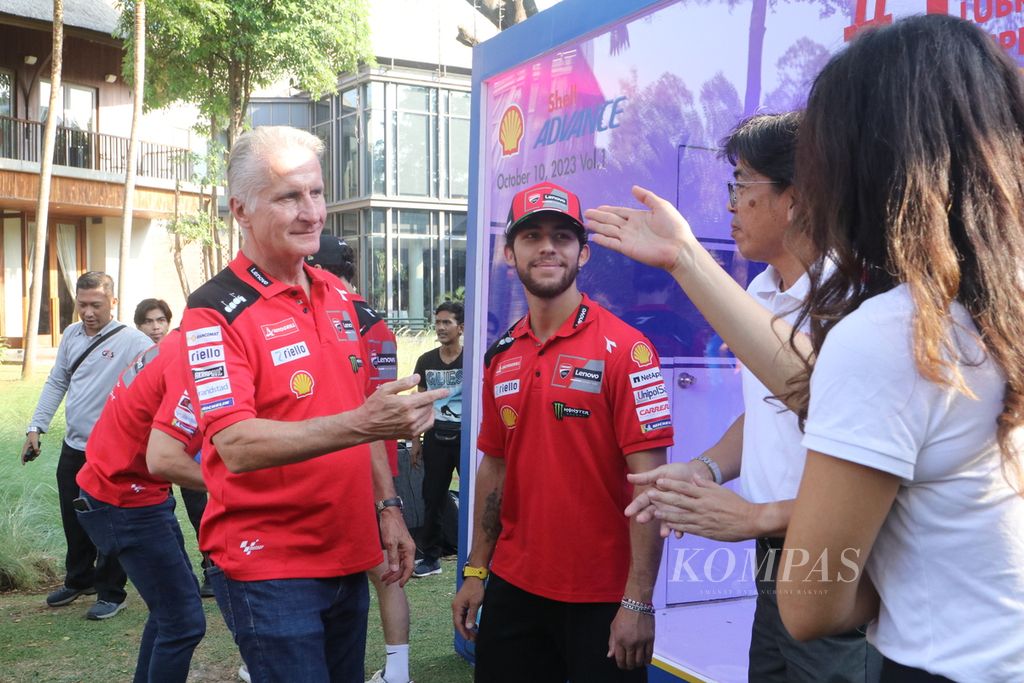 Direktur Olahraga Ducati Corse Paolo Ciabatti dan pebalap tim Ducati Lenovo, Enea Bastianini, dalam acara Shell Advance-Ducati Corse di Jakarta, Selasa (10/10/2023). 
