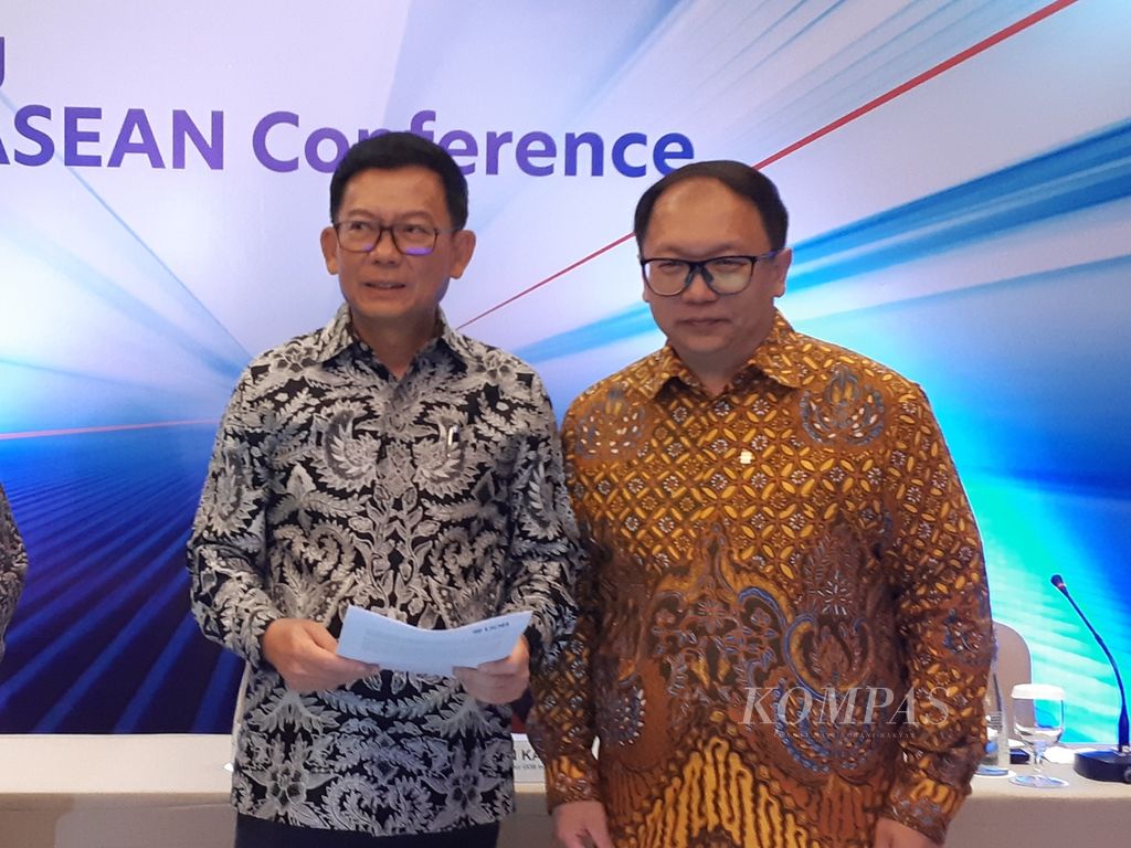 Wholesale Banking Director UOB Indonesia Harapman Kasan (kiri) dan ekonom senior United Overseas Bank Limited (UOB), Enrico Tamuwidjaja, di konferensi pers UOB Gateway to ASEAN Conference 2023 di Jakarta, Senin (9/10/2023). 