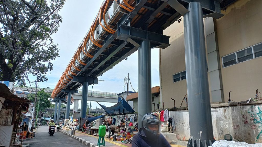 Pembangunan <i>skywalk</i> atau jembatan layang yang menghubungkan Stasiun Kebayoran dengan Halte Transjakarta Koridor 8 dan 13 sudah selesai sejak Desember 2022. 