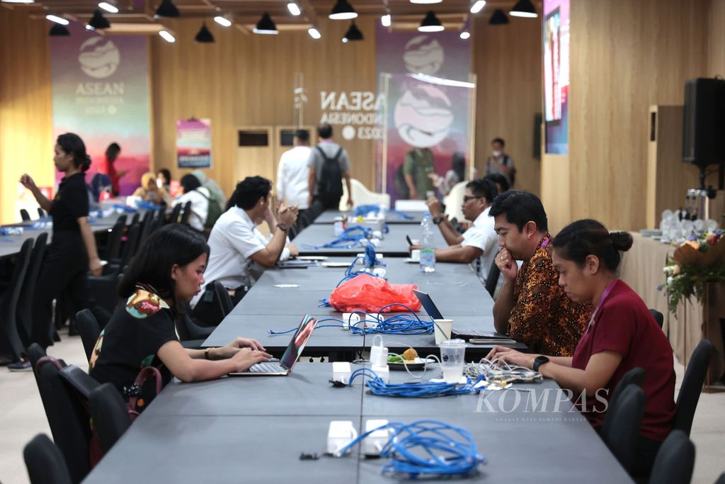 Salah satu ruangan media center untuk gelaran KTT ke-42 ASEAN di Labuan Bajo, Manggarai Barat, Nusa Tenggara Timur, Minggu (7/5/2023). Lebih dari 350 wartawan, baik dalam maupun luar negeri, yang mendaftar untuk meliput KTT ASEAN pada 9-11 Mei 2023. 