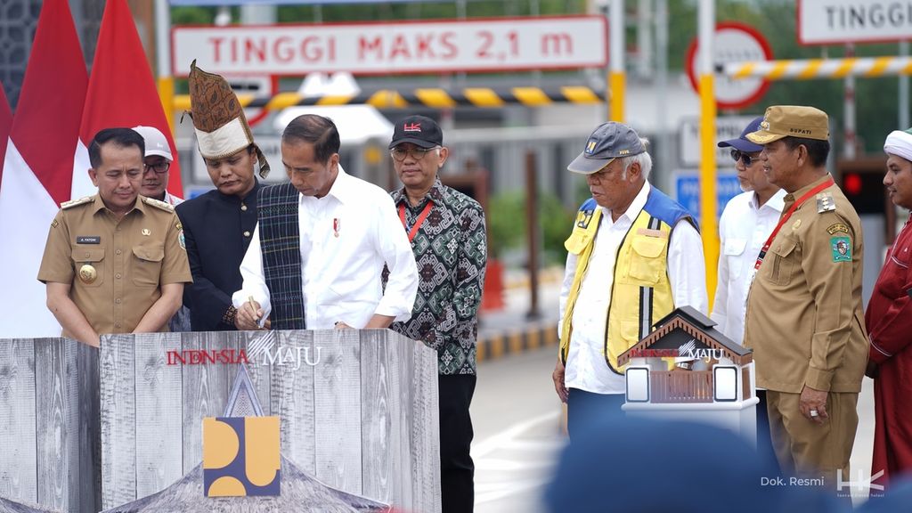 Presiden Joko Widodo meresmikan Tol Tebing Tinggi-Serbelawan-Sinaksak sepanjang 45,6 kilometer di Kabupaten Simalungun, Sumatera Utara, Kamis (10/9/2024). 