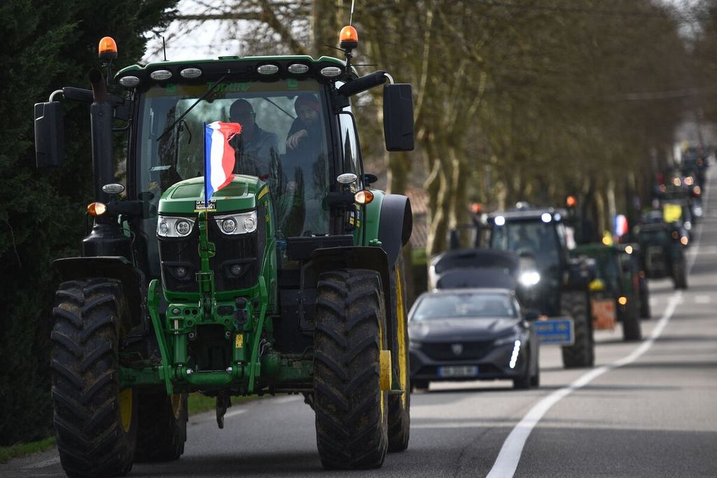 Petani Perancis membawa traktor mereka menuju salah satu pasar, Senin (29/1/2024). Mereka memprotes kebijakan Pemerintah Perancis yang dinilai memberatkan petani.