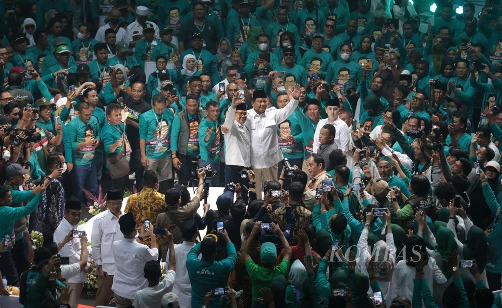 Ketua Umum Partai Kebangkitan Bangsa (PKB) Muhaimin Iskandar (kiri) dan Ketua Umum Partai Gerindra Prabowo Subianto (kanan) hadir dalam PKB "Road to Election 2024" yang digelar di Tennis Indoor, Gelora Bung Karno, Jakarta, Minggu (30/10/2022). 