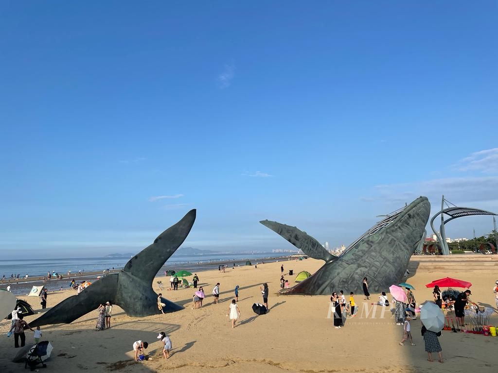 Pantai di Qingdao, Provinsi Shandong, China, ramai saat liburan musim panas, 5 Agustus 2022.
