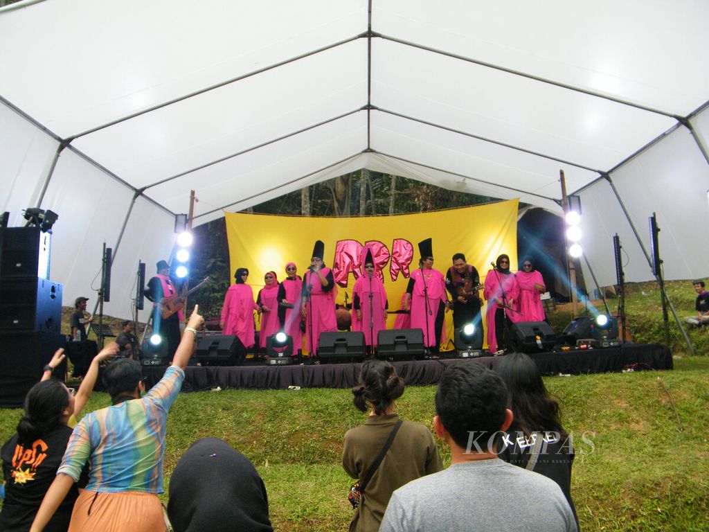 Penonton menyambut hangat grup musik yang digawangi ibu-ibu, Mother Bank, saat RRRec Fest in the Valley 2023 di Sukabumi, Jawa Barat, Sabtu (7/10/2023).