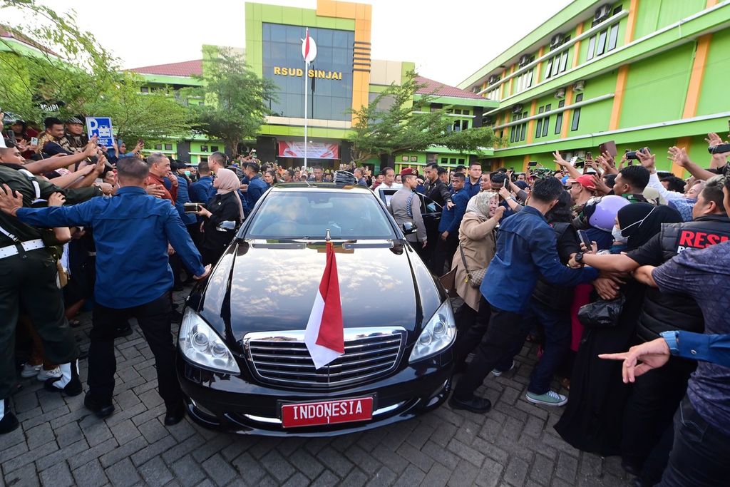 Masyarakat antusias menyambut kunjungan Presiden Joko Widodo didampingi Ibu Iriana Joko Widodo di Rumah Sakit Umum Daerah Kabupaten Sinjai dalam kunjungan kerjanya di Provinsi Sulawesi Selatan, Kamis (4/7/ 2024). 