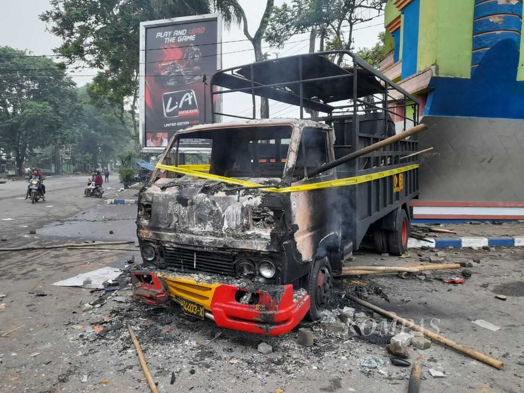 The burning police truck sits around the Kanjuruhan Stadium. Malang Regency, East Java, on Sunday (2/10/2022).