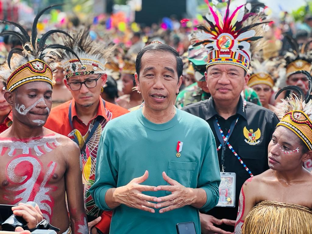 Presiden Joko Widodo saat menjawab pertanyaan awak media seusai menghadiri Papua Street Carnival di Jayapura, Provinsi Papua, Jumat (7/7/2023).