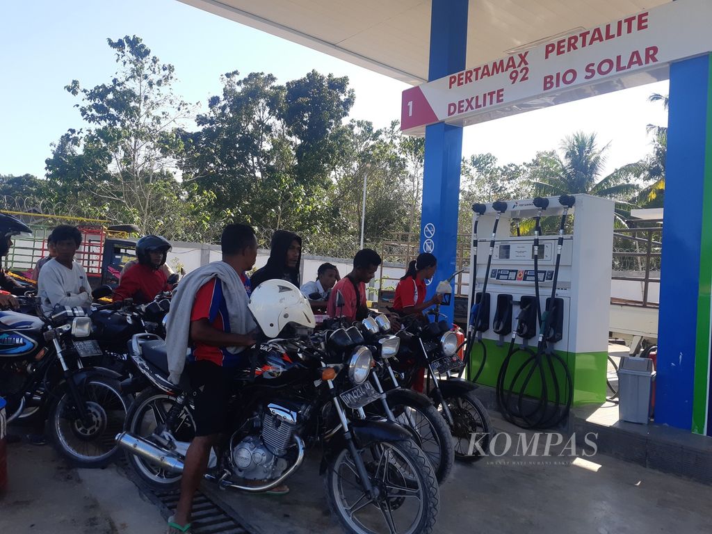 Antrean kendaraan mengisi bahan bakar minyak di SPBU di Desa Anakaka, Kecamatan Kodi, Kabupaten Sumba Barat Daya, Nusa Tenggara Timur, pada Rabu (23/8/2023). Setiap hari, SPBU itu menjual hingga 7.000 liter BBM.