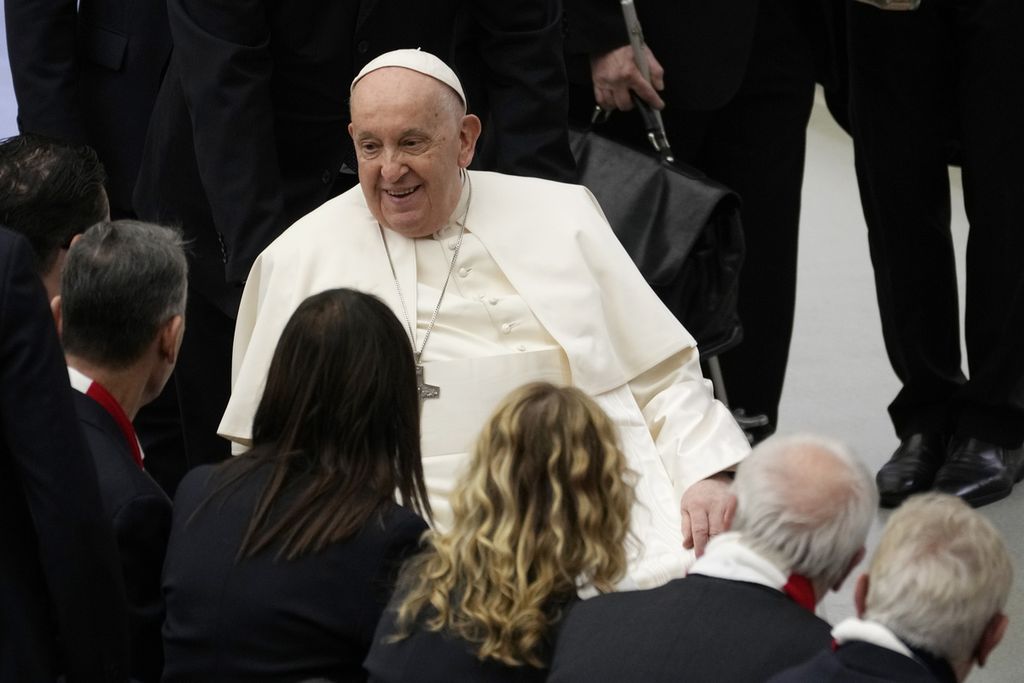 Pemimpin umat Katolik Paus Fransiskus berdialog dengan umat saat bertemu di Aula Paus VI di Vatikan, Jumat (5/1/2024).