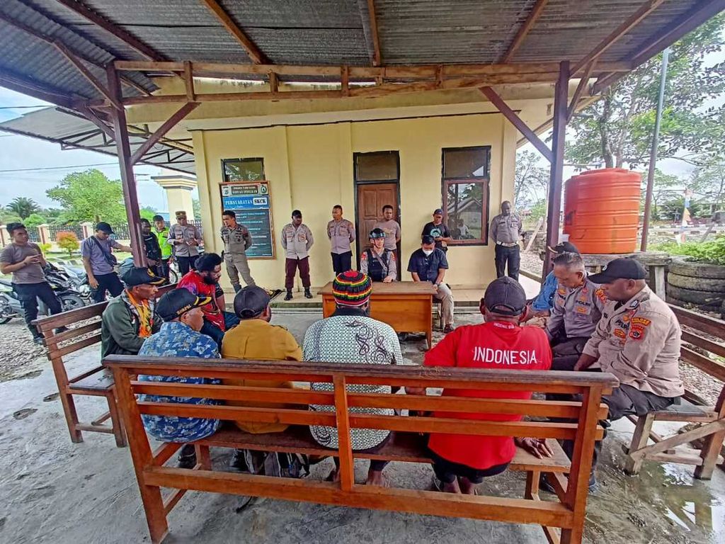 Perwakilan Polres Yahukimo bertemu dengan sejumlah tokoh masyarakat setelah penangkapan 22 orang di Distrik Deikai, ibu kota Kabupaten Yahukimo, Papua Pegunungan, Selasa (16/5/2023).