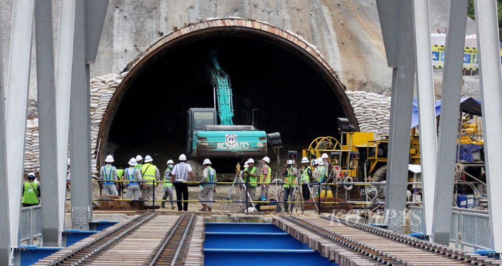 Pembuatan terowongan kereta api di Desa Notog, Kecamatan Patikraja, Banyumas, Jawa Tengah, yang dikerjakan oleh PT Pembangunan Perumahan (Persero), 27 April 2018. 