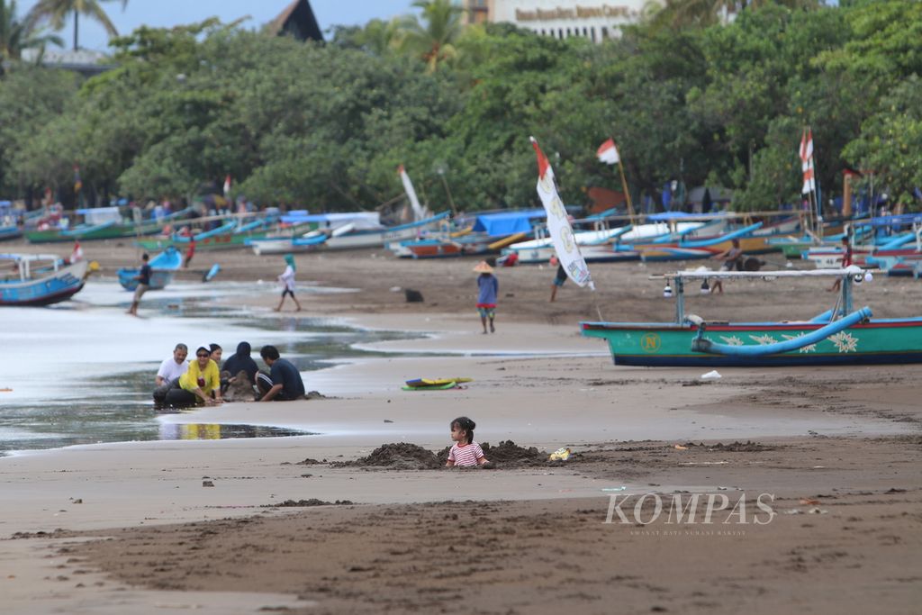 Sejumlah wisatawan beraktivitas di Pantai Pangandaran, Kabupaten Pangandaran, Jawa Barat, Selasa (10/11/2020).