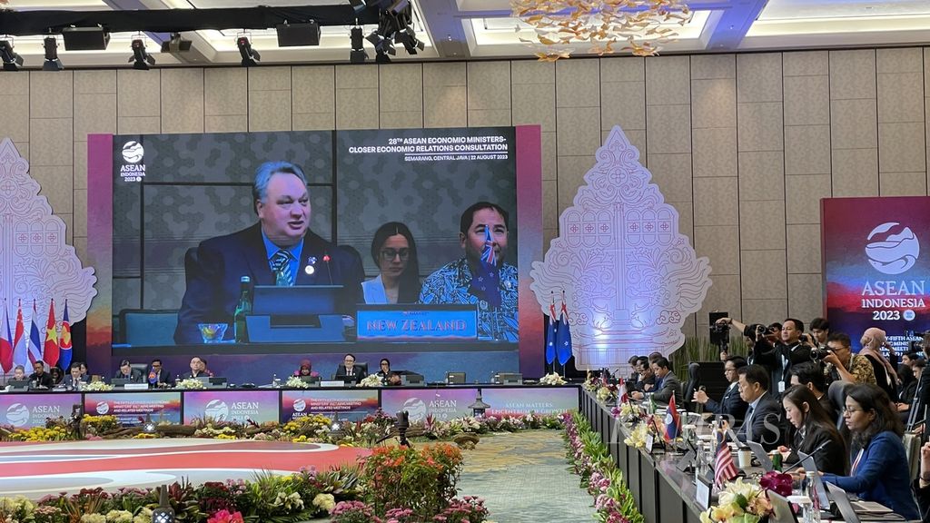 Pemimpin delegasi Selandia Baru memberikan paparan dalam salah satu forum konsultasi pada pertemuan menteri-menteri ekonomi ASEAN (ASEAN Economic Ministers’) atau AEM Meeting Ke-55 di Semarang, Jawa Tengah, Selasa (22/8/2023)