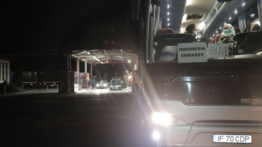 Kertas bertuliskan Indonesia Embassy ditempelkan pada kaca depan bus yang ditumpangi WNI yang dievakuasi dari Odessa pada Minggu (27/2/2022).