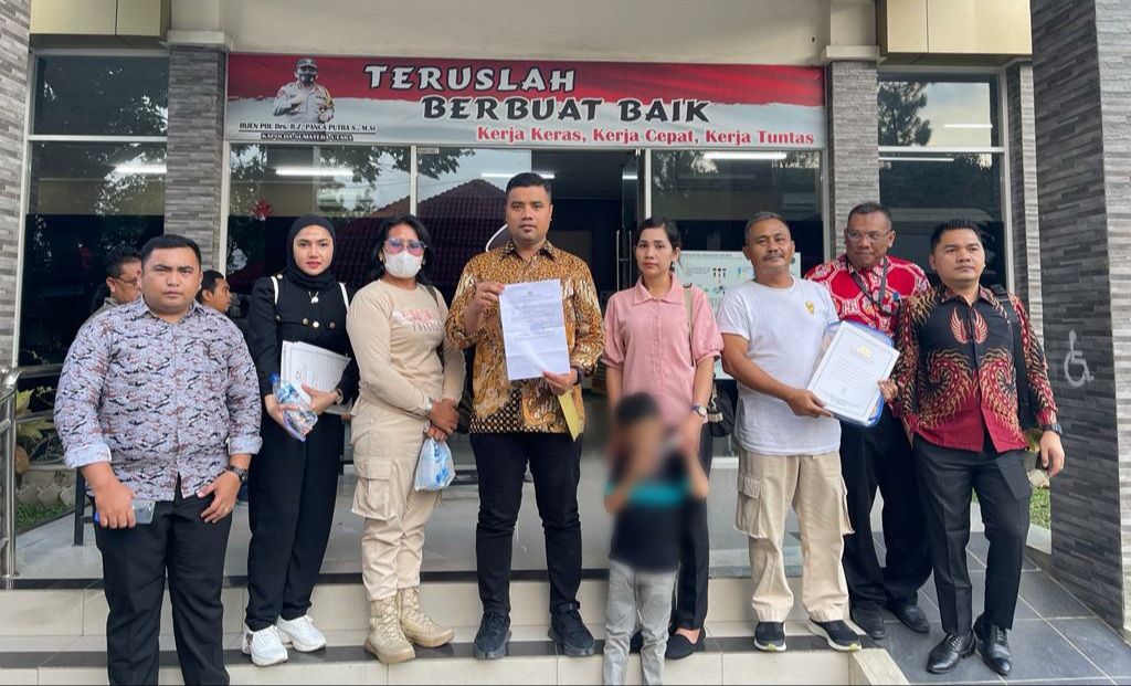 Keluarga almarhum Brigadir Kepala Arfan Saragih didampingi pengacara melaporkan dugaan pembunuhan Arfan ke Kepolisian Daerah Sumatera Utara, Jumat (17/3/2023). Polres Samosir sebelumnya menyebut Arfan bunuh diri setelah kasus penggelapan Pajak Kendaraan Bermotor sebesar Rp 2,5 miliar terungkap.