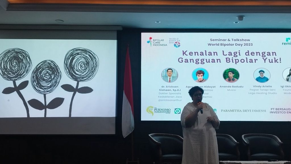Vindi Ariella, pegiat terapi seni sekaligus pendiri Bipolar Care Indonesia, menunjukan gambar saat kondisi perasaannya marah, dalam seminar bertajuk "Kenalan Lagi Dengan Gangguan Bipolar" yang diadakan oleh Bipolar Care Indonesia, di Jakarta, Minggu (2/4/2023).