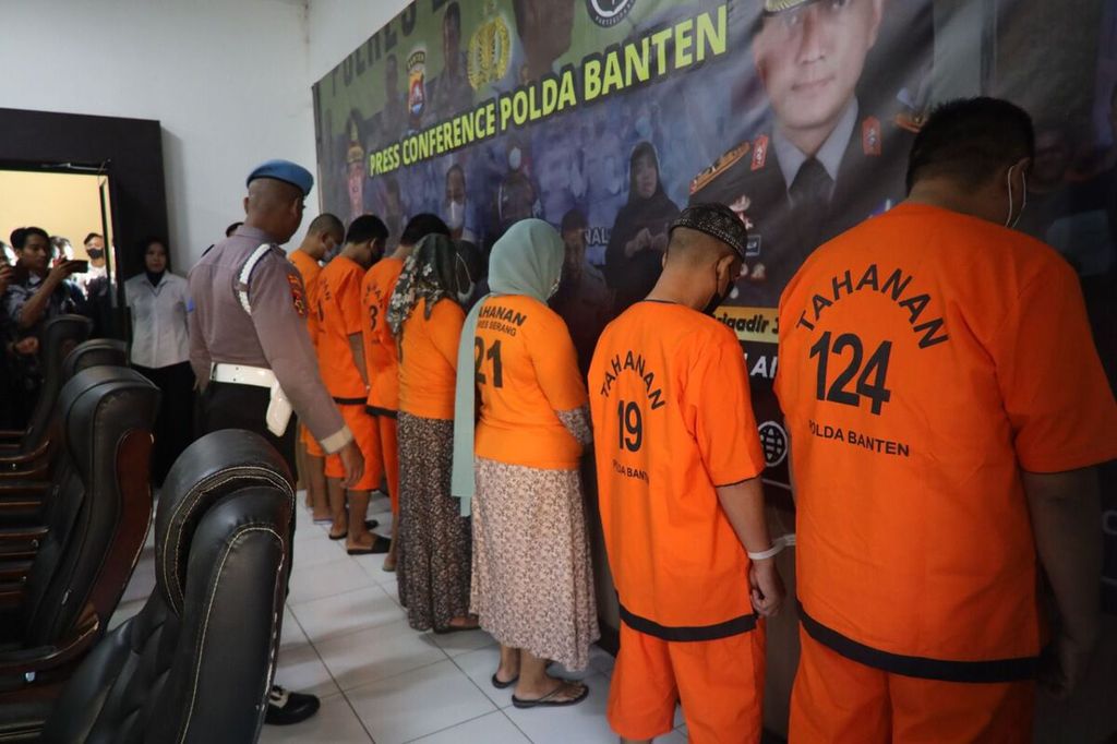 Polisi menampilkan para pelaku yang terlibat dalam tindak pidana perdagangan orang di Polda Banten, Senin (12/6/2023).