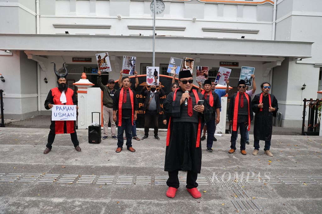 Pengunjuk rasa yang tergabung dalam Gerakan Rakyat untuk Demokrasi dan Keadilan (GARDA) menggelar aksi pengiriman "rompi antipeluru" untuk hakim Mahkamah Konstitusi di depan Kantor Pos Besar, Yogyakarta, Rabu (3/4/2023). 