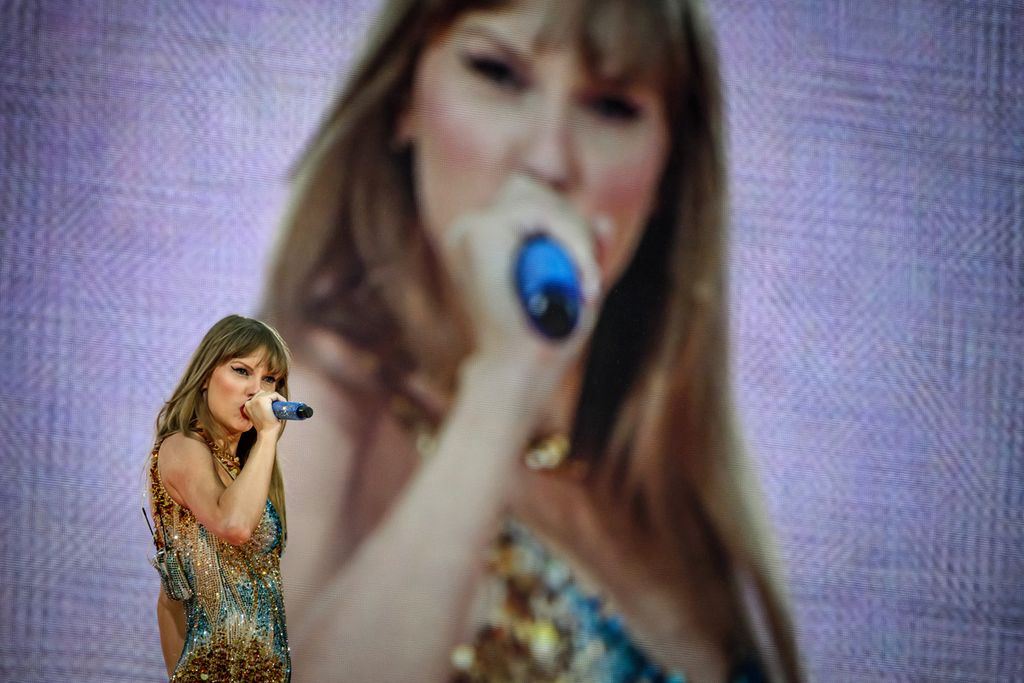 Penyanyi Taylor Swift tampil di atas panggung dalam rangkaian The Eras Tour di Stadion Groupama, Decines-Charpieu, Perancis, pada 2 Juni 2024. Setelah konser di Austria dibatalkan, Swift dijadwalkan tampil di Stadion Wembley, London, Inggris, dalam lima kali konser antara 15 dan 20 Agustus untuk menutup tur Eropa.