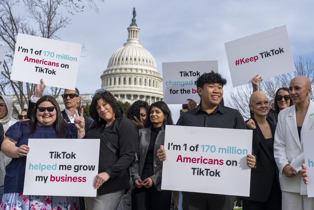 Pendukung Tiktok melakukan unjuk rasa di kantor DPR Amerika Serikat pada Maret 2024.