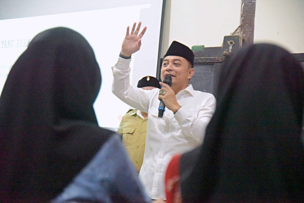 Wali Kota Surabaya Eri Cahyadi sedang mengajar di Sekolah kebangsaan di SDN Sulung Surabaya, Sabtu (17/6/2023).