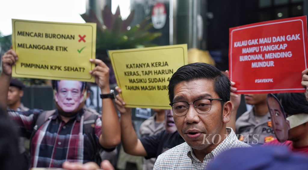 Indonesia Corruption Watch (ICW) researcher Kurnia Ramadhana made a statement during a theatrical demonstration called "4 Years of Harun Masiku Not Being Captured" in front of the Corruption Eradication Commission (KPK) building in Jakarta on Monday (15/1/2024).