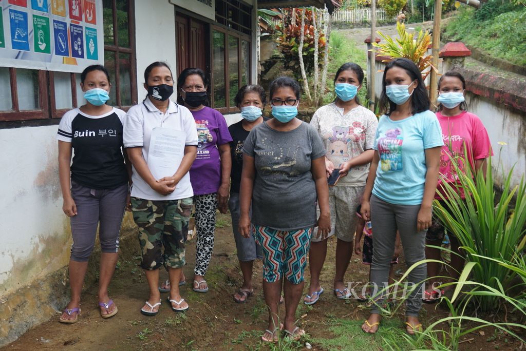 Para ibu di Kampung Bowone, Tabukan Selatan Tengah, Kepulauan Sangihe, Sulawesi Utara, menolak pembukaan lahan konsesi tambang emas oleh PT Tambang Mas Sangihe, Sabtu (7/8/2021). Para ibu menolak tinggal diam dan menyerahkan penolakan kepada kaum laki-laki saja.