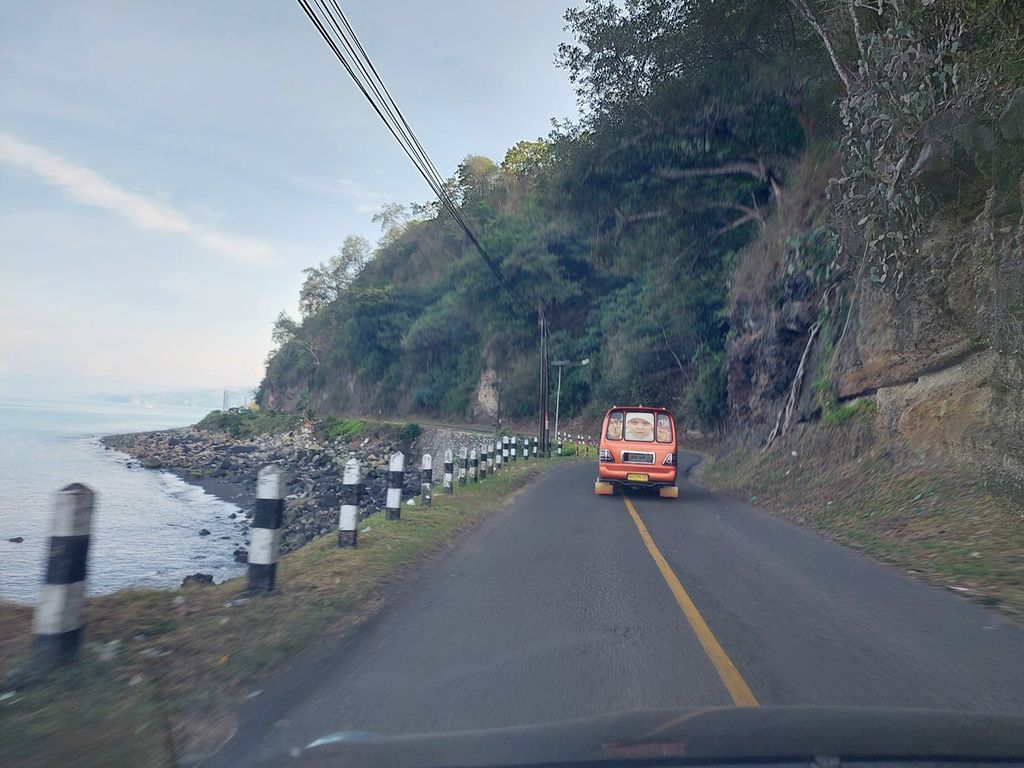 Crossing the Maumere-Ende highway in the district of Sikka, East Nusa Tenggara on June 19, 2023.