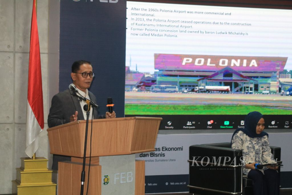Guru Besar Ilmu Sejarah Universitas Sumatera Utara Budi Agustono menjadi pembicara dalam seminar sejarah hubungan Polandia-Indonesia, di kampus USU, Medan, Jumat (26/4/2024). 
