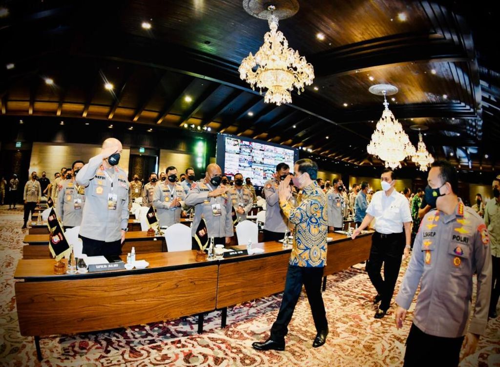 Presiden Joko Widodo saat memberikan pengarahan kepada kepala kesatuan wilayah (kasatwil) tahun 2021 di Candi Ballroom, Hotel The Apurva Kempinski, Kabupaten Badung, Bali, Jumat (3/12/2021).