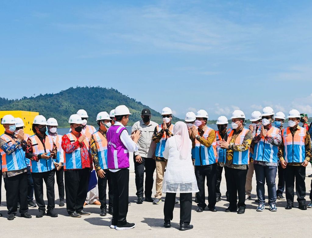 Presiden Joko Widodo dan Nyonya Iriana menyapa para pekerja di Terminal Kijing, Pelabuhan Pontianak, Kabupaten Mempawah, Kalimantan Barat, Selasa (9/8/2022).