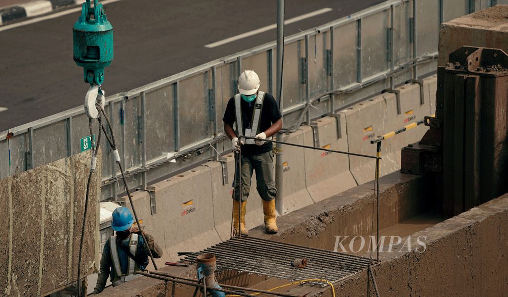 Pekerja dalam proyek pembangunan Moda Raya Terpadu (MRT) Jakarta fase 2a paket kontrak (CP) 201 di Jalan Thamrin, Jakarta Pusat, Rabu (5/5/2021). CP 201 meliputi pembangunan Stasiun Thamrin, Stasiun Monas dan terowongan dari Bundaran HI hingga Harmoni. 