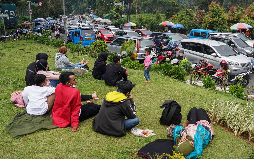 Suasana rekreasi keluarga dan kepadatan lalu lintas di Gunung Mas, Puncak, Kabupaten Bogor, Jawa Barat, pada hari libur Lebaran, Rabu (4/5/2022). 