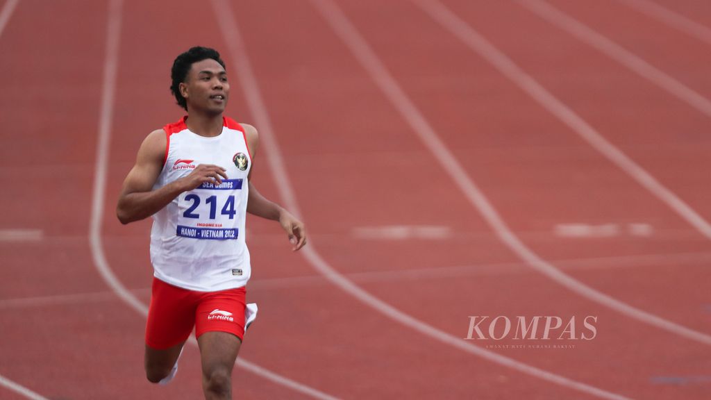 Sprinter Indonesia, Lalu Muhammad Zohri, pada laga final nomor lari 100 meter putra cabang atletik pada SEA Games Vietnam 2021 di Stadion My Dinh, Hanoi, Vietnam, Rabu (18/5/2022).