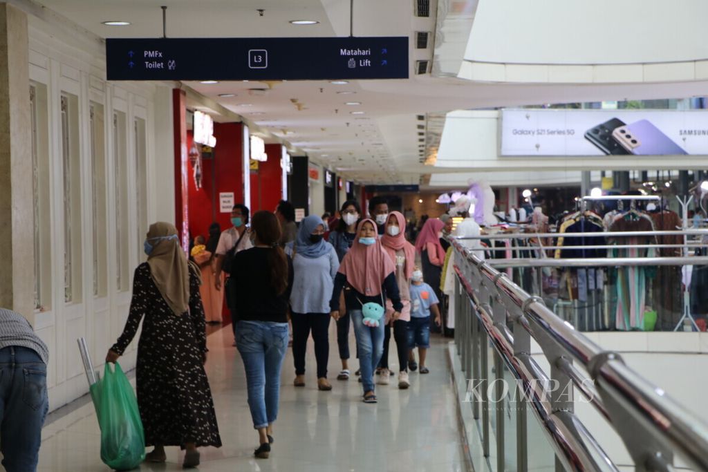 Masyarakat berbelanja di pusat perbelanjaan Medan Fair, Sumatera Utara, Selasa (11/5/2021). Di tengah peningkatan kasus Covid-19, warga diminta tetap mematuhi protokol kesehatan Covid-19. 