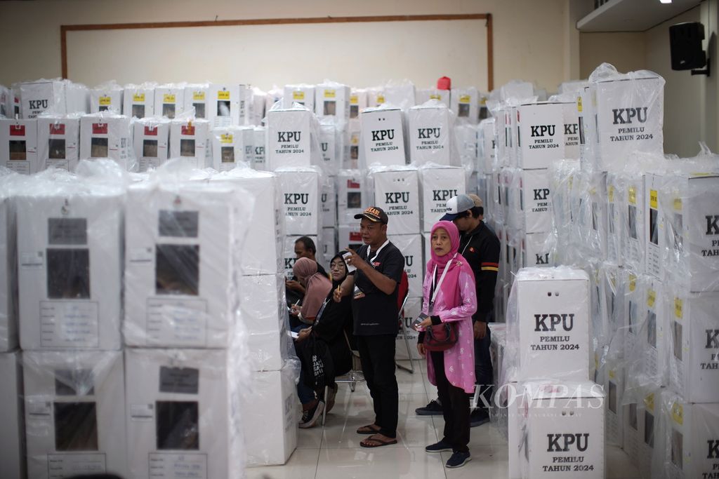 Saksi bersiap dalam penghitungan suara TPS yang dicatat dalam rekapitulasi hasil penghitungan suara tingkat kecamatan di GOR Duren Sawit, Jakarta Timur, Sabtu (17/2/2024). 